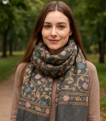 Women's patterned shawl with tassels 