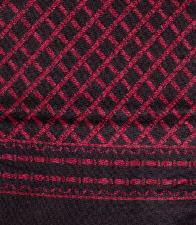 Men's scarf with tassels in patterns