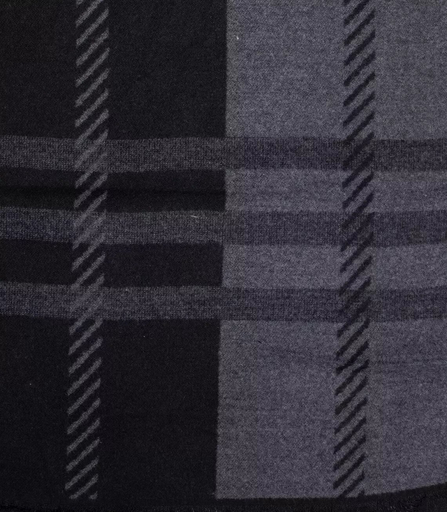 Men's scarf with tassels in patterns