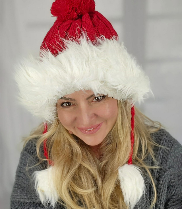 Warm winter beanie with fur trim and pom-pom