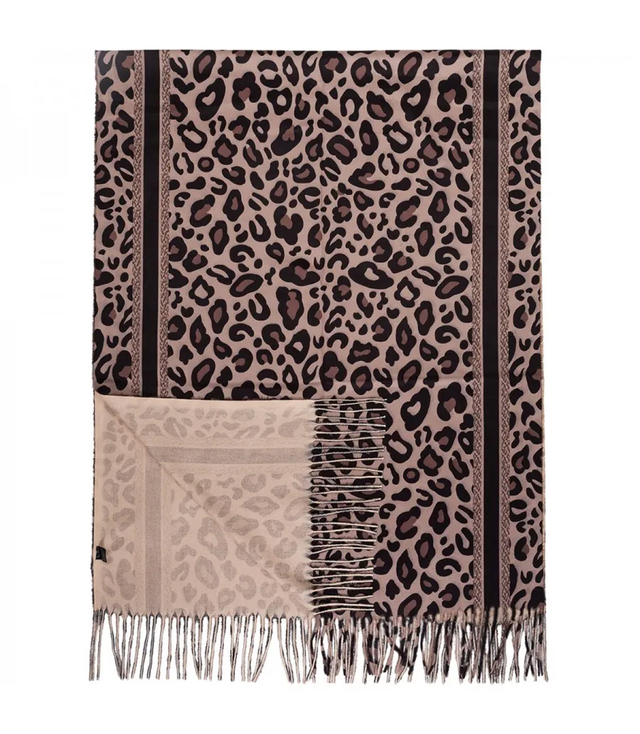 Elegant scarf with tassels