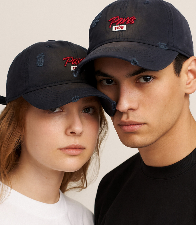 Czapka z daszkiem z ozdobną naszywką PARIS UNISEX