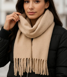 Elegant scarf with tassels in one color