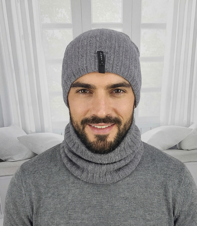 Dzianinowa czapka beanie z naszywką - styl i wygoda