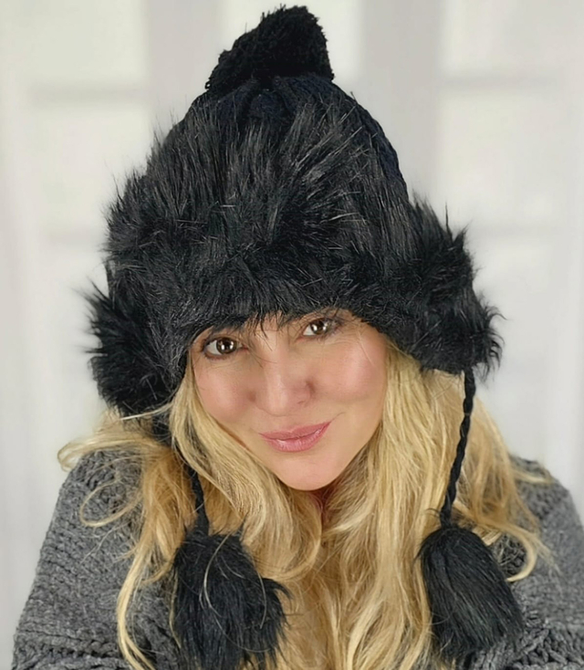 Warm winter beanie with fur trim and pom-pom