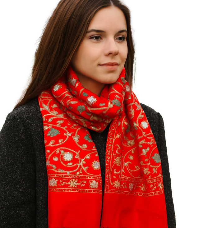Women's patterned shawl with tassels 