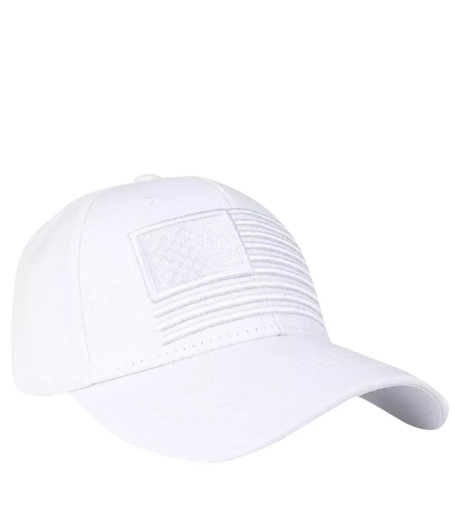 Czapka z daszkiem ozdobiona wyszywana flagą