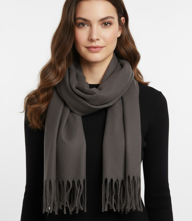 Elegant scarf with tassels in one color