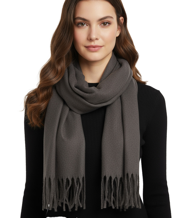 Elegant scarf with tassels in one color