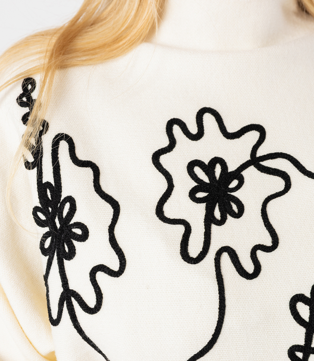 Elegancki sweter nietoperz z półgolfem i haftem ABSTRACT BLOOM