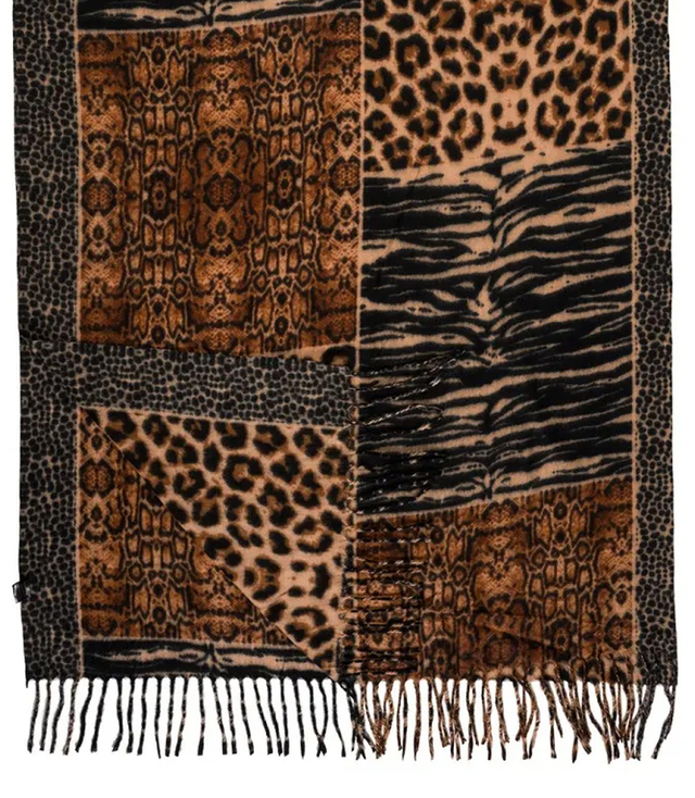 Elegant scarf with tassels