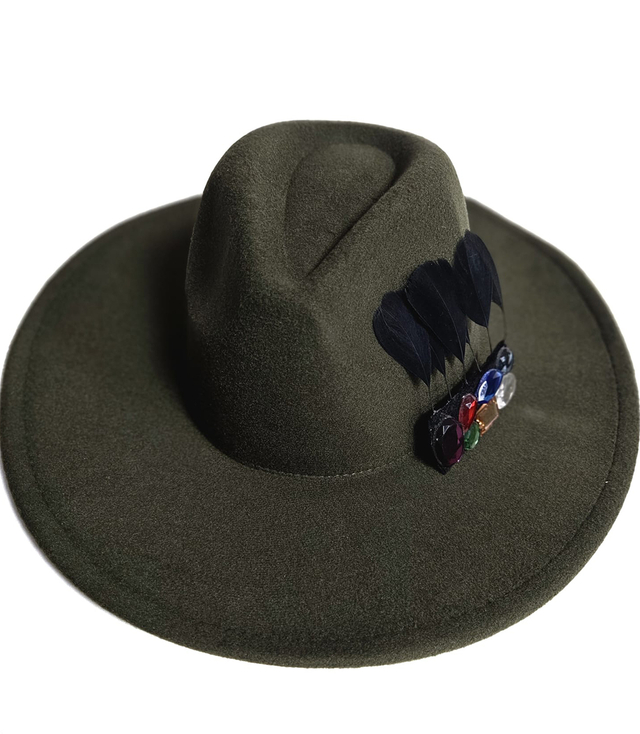 Elegancki damski kapelusz fedora z ozdobną broszką z kolorowymi cyrkoniami