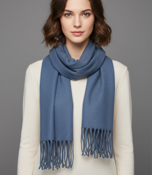 Elegant scarf with tassels in one color