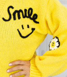 Modny kardigan sweter z naszywkami na guziki