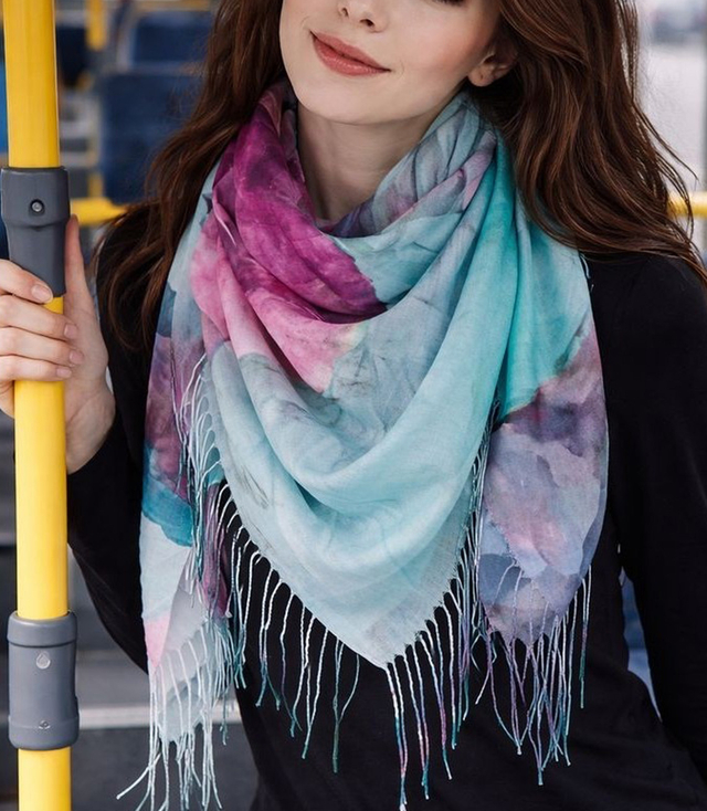 Kwiatowa chusta damska lekka – elegancka apaszka 100x100