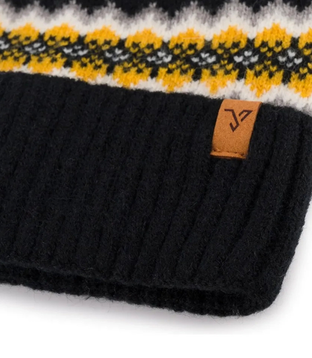 Warm women's cap with pom-pom in Norwegian pattern autumn winter