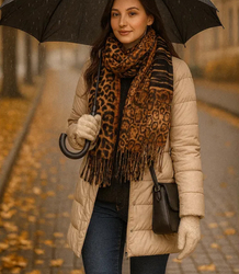 Elegant scarf with tassels