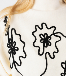 Elegancki sweter nietoperz z półgolfem i haftem ABSTRACT BLOOM