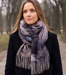 Women's scarf with tie-dye tassel motif