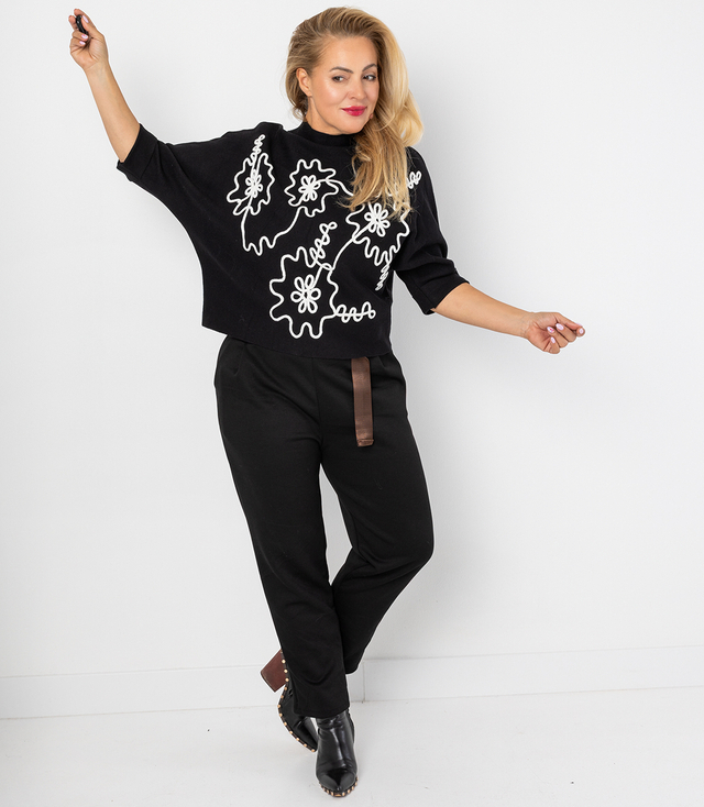 Elegancki sweter nietoperz z półgolfem i haftem ABSTRACT BLOOM