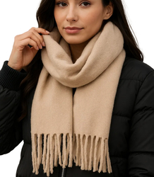 Elegant scarf with tassels in one color