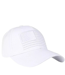 Czapka z daszkiem ozdobiona wyszywana flagą