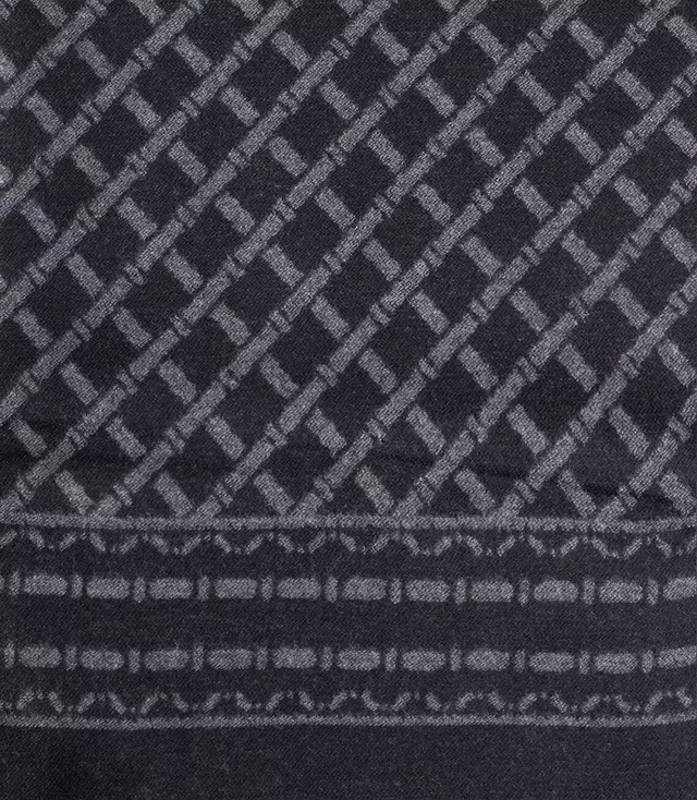 Men's scarf with tassels in patterns