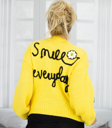 Modny kardigan sweter z naszywkami na guziki