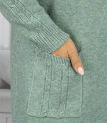 Sweterkowa sukienka z ozdobnymi rękawami i kieszeniami