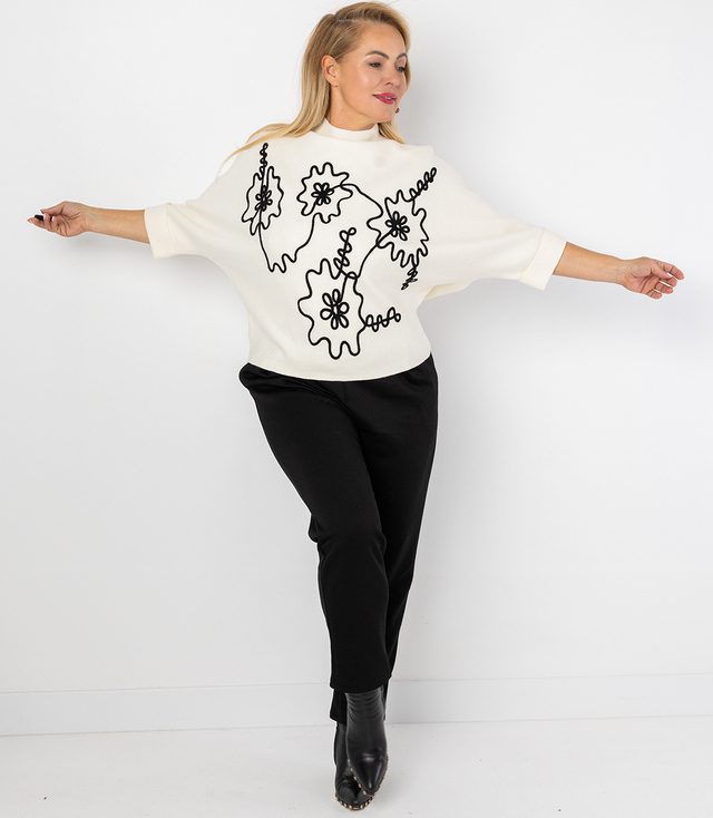 Elegancki sweter nietoperz z półgolfem i haftem ABSTRACT BLOOM