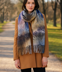 Women's scarf with tie-dye tassel motif