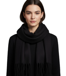 Elegant scarf with tassels in one color