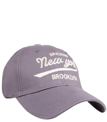 Embroidered baseball cap decorated with the inscription NEW YORK